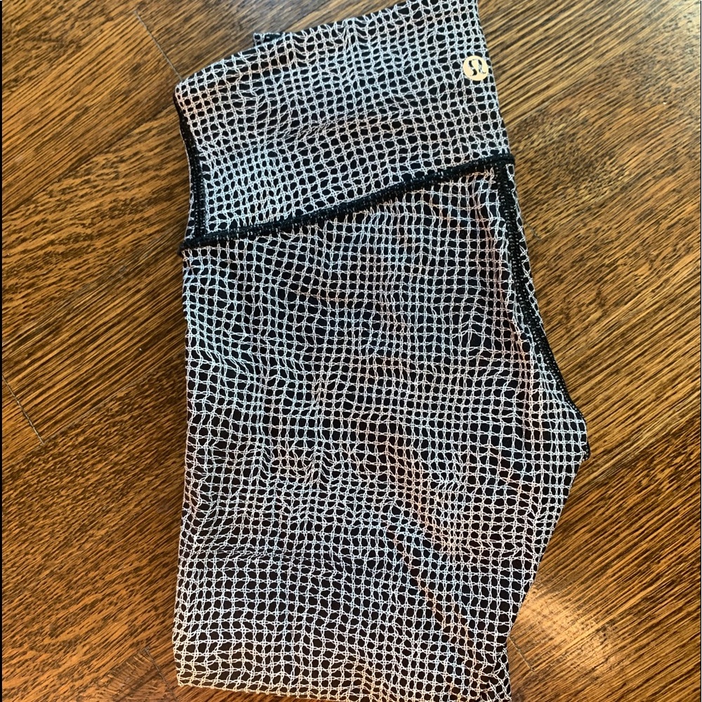 Black+White patterned size 2 lulu lemon leggings